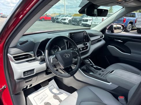 Used 2021 Toyota Highlander XLE AWD/4WD image 13