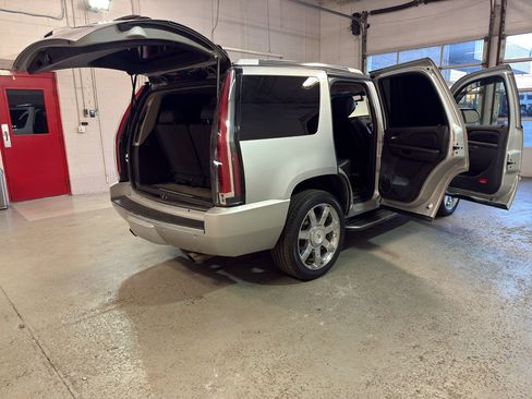 Used 2010 Cadillac Escalade Luxury AWD/4WD image 12