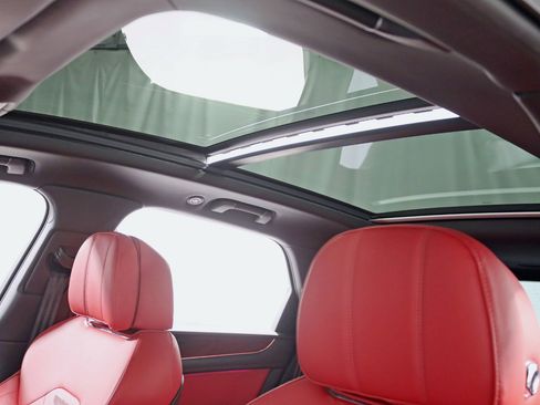 Used 2022 Bentley Bentayga image 38