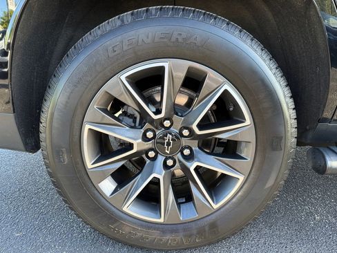 Used 2022 Chevrolet Tahoe Z71 w/ Luxury Package AWD/4WD image 17