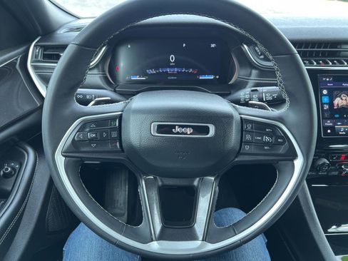 Used 2023 Jeep Grand Cherokee L Laredo image 24