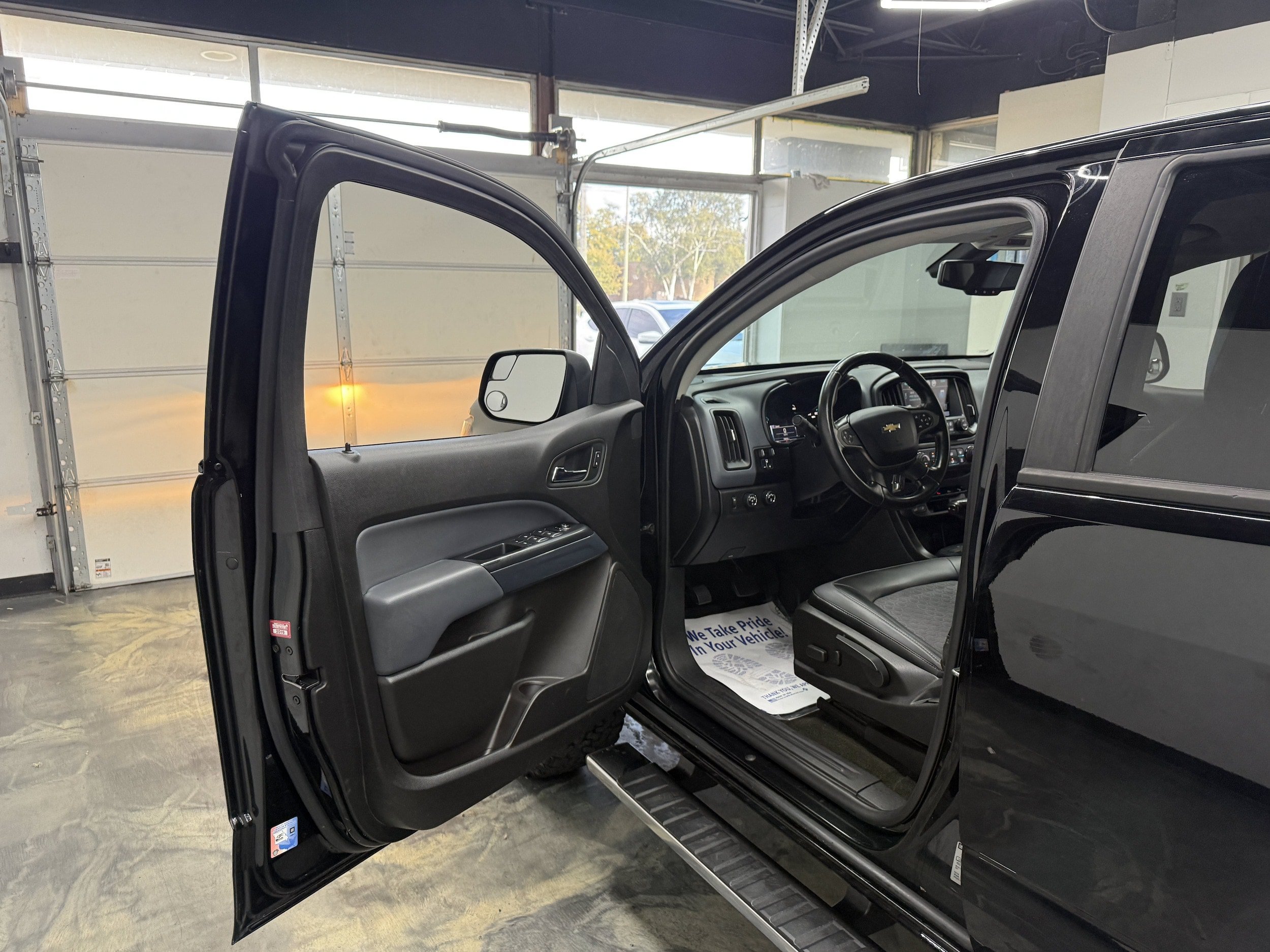 Used 2017 Chevrolet Colorado Z71 AWD/4WD image 8