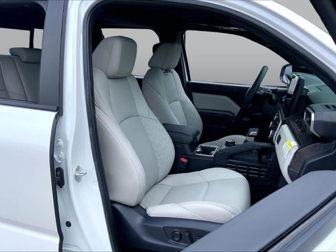Used 2025 Toyota Tacoma Limited AWD/4WD image 9