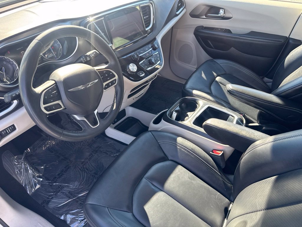 Used 2024 Chrysler Pacifica Touring-L FWD image 6