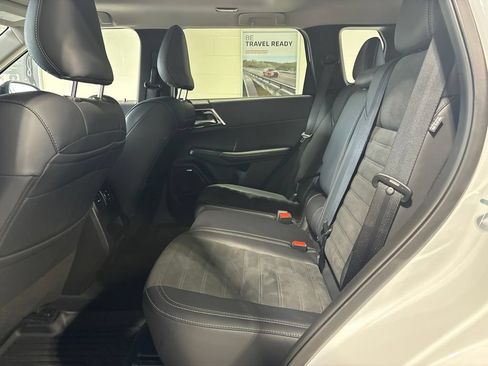 Used 2025 Mitsubishi Outlander AWD image 13