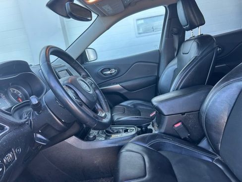 Certified 2019 Jeep Cherokee Latitude Plus w/ Comfort/Convenience Group image 8