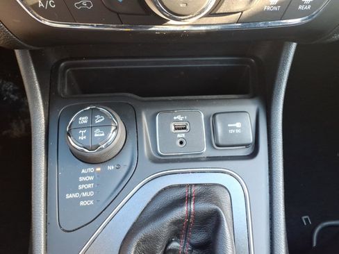 Used 2019 Jeep Cherokee Trailhawk w/ Comfort/Convenience Group image 19