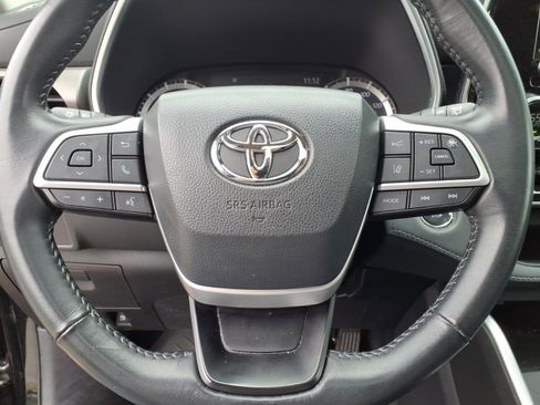 Used 2023 Toyota Highlander XLE AWD/4WD image 11