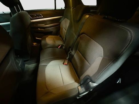 Used 2016 Ford Explorer XLT image 24