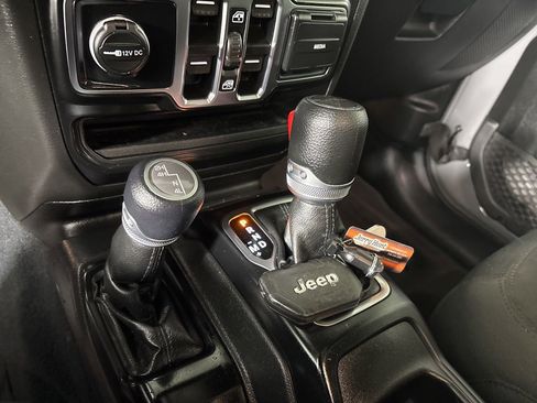 Used 2022 Jeep Gladiator Sport image 17