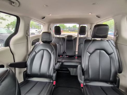 Used 2023 Chrysler Pacifica Touring-L FWD image 24