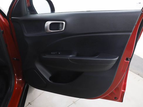 Used 2021 Hyundai Venue SEL w/ Premium Package image 9