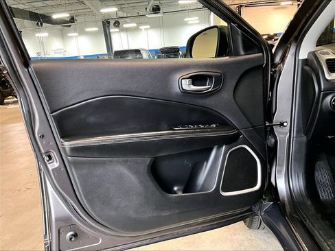 Used 2018 Jeep Compass Latitude AWD/4WD image 9