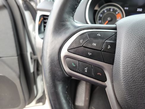 Used 2019 Jeep Cherokee Limited FWD image 25