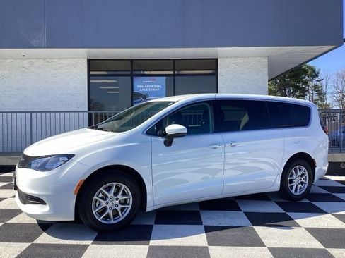Used 2023 Chrysler Voyager LX FWD image 2