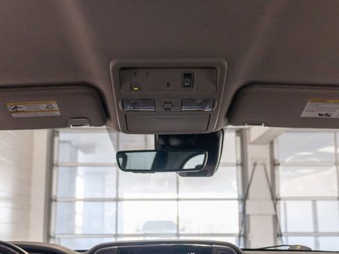 Used 2024 Nissan Titan SV w/ SV Convenience Package image 18