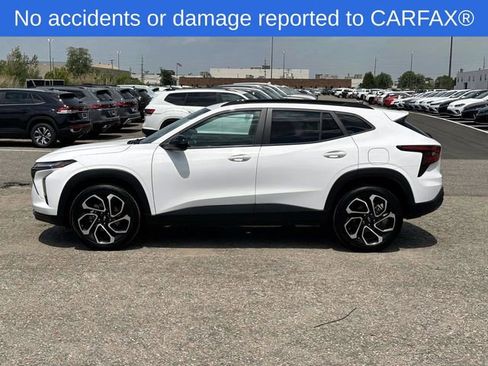 Certified 2024 Chevrolet Trax RS w/ Sunroof Package FWD image 2
