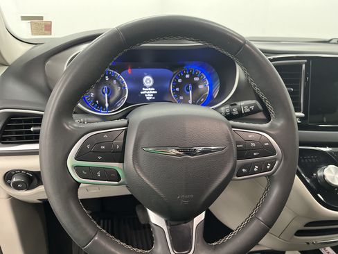 Used 2024 Chrysler Pacifica Touring-L FWD image 12
