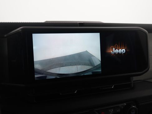 Used 2025 Jeep Wrangler Sahara image 27