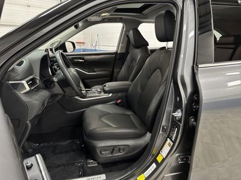 Used 2024 Toyota Highlander Limited image 4