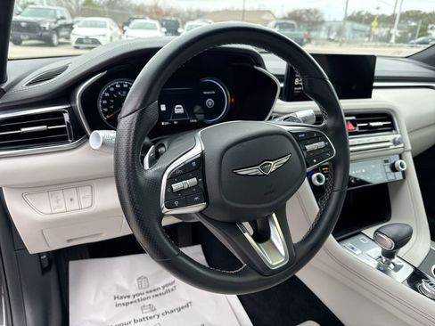 Used 2025 Genesis G70 2.5T image 3