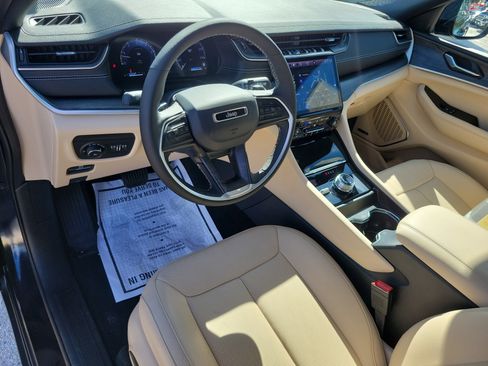 Used 2024 Jeep Grand Cherokee Limited w/ Luxury Tech Group II image 13