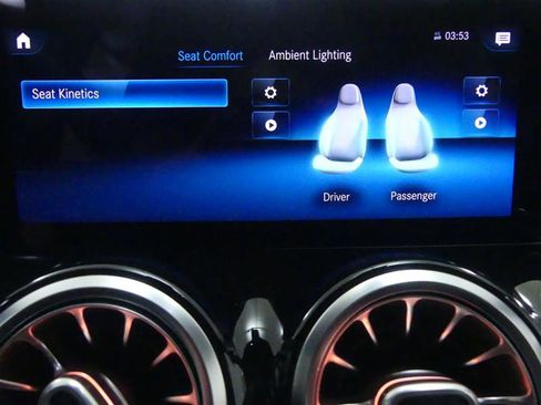 Used 2020 Mercedes-Benz GLB 250 4MATIC w/ Premium Package image 13