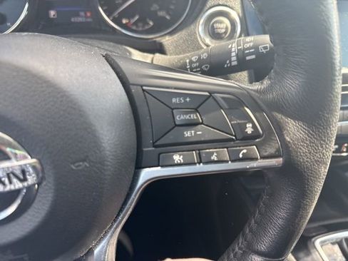 Used 2018 Nissan Rogue SL w/ Premium Package image 22