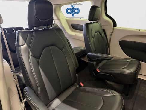 Used 2024 Chrysler Pacifica Touring-L image 16