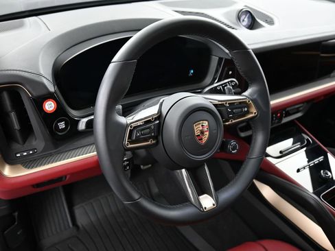 Used 2025 Porsche Cayenne S image 17