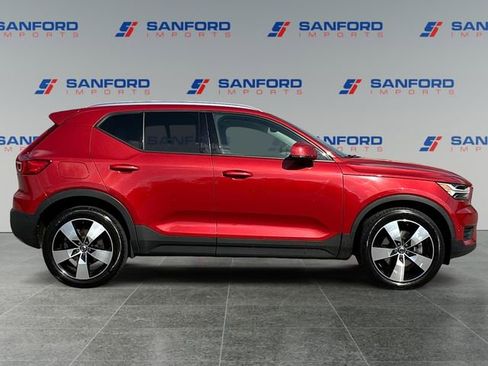 Used 2019 Volvo XC40 T4 Momentum image 6