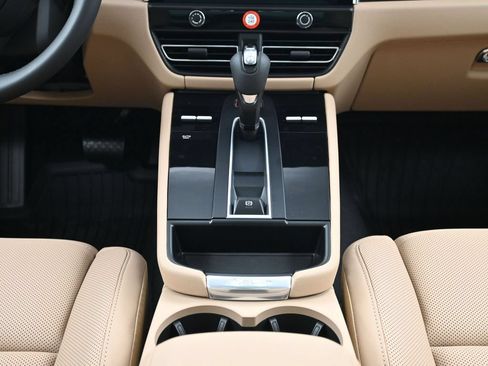 Certified 2026 Porsche Macan AWD/4WD image 10