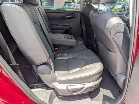 Used 2020 Toyota Highlander XLE FWD image 25
