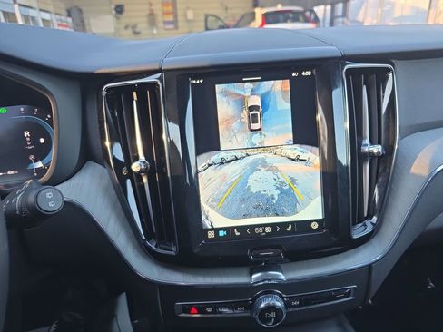 Certified 2025 Volvo XC60 B5 Plus image 33