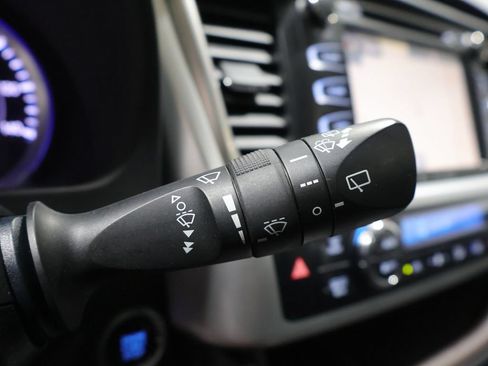Used 2019 Toyota Highlander XLE w/ Highlander SE Package AWD/4WD image 39