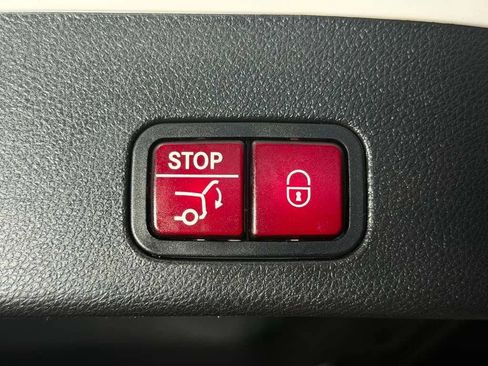 Used 2015 Mercedes-Benz GL 550 4MATIC image 18