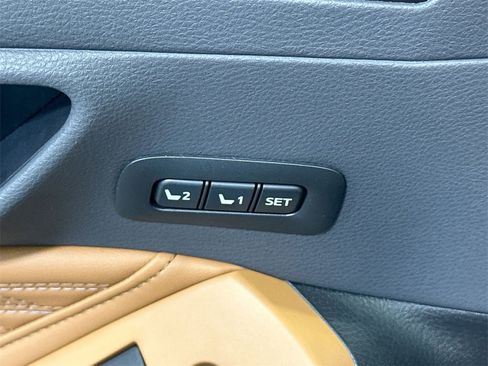 Used 2022 Toyota Avalon Limited image 17