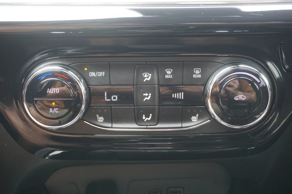 Used 2024 Chevrolet Trax RS w/ Sunroof Package FWD image 14