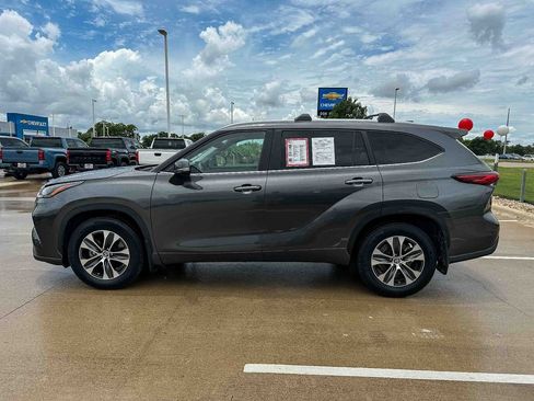 Used 2023 Toyota Highlander XLE AWD/4WD image 6