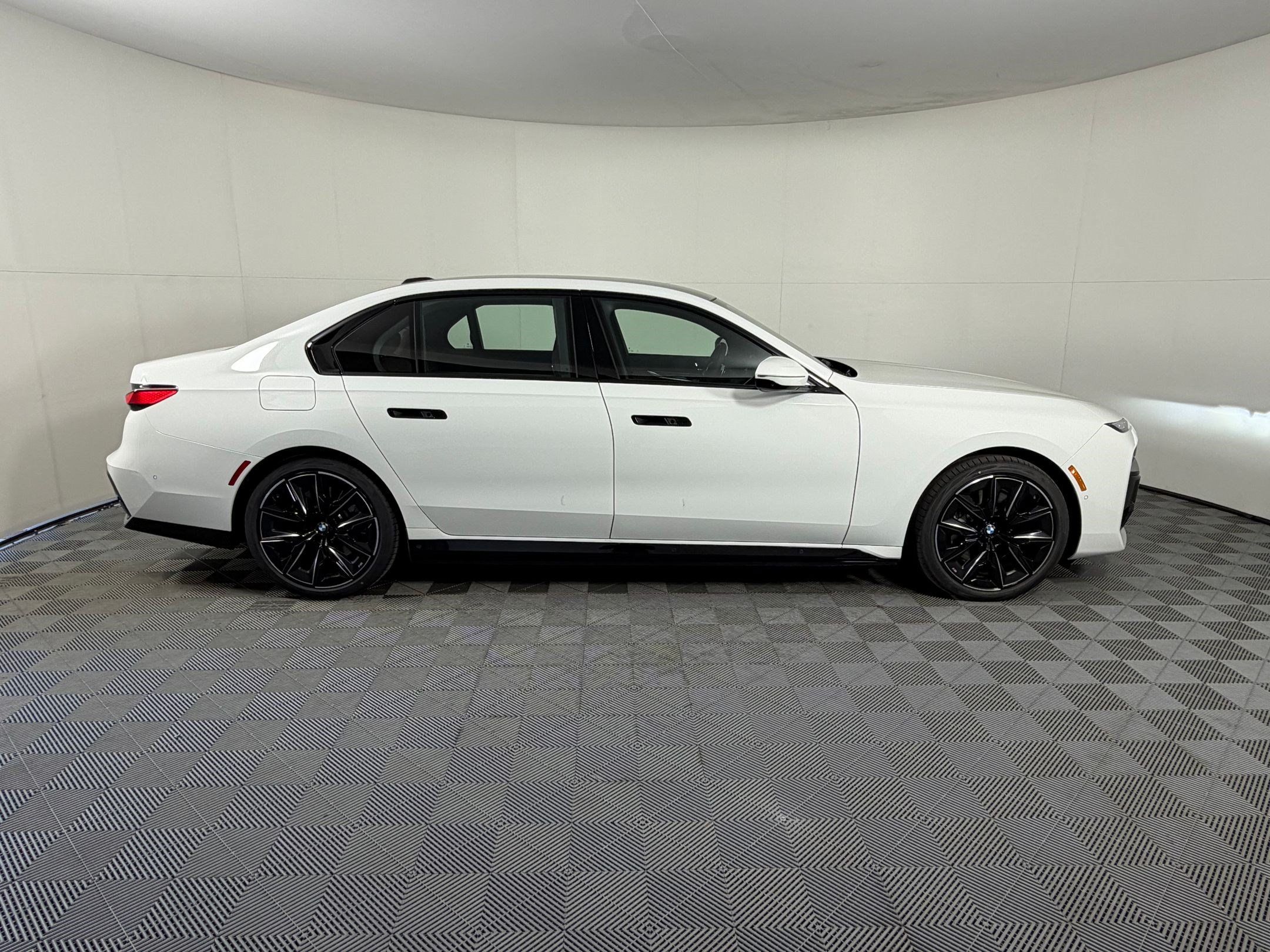 Used 2026 BMW 750e xDrive w/ Executive Package AWD/4WD image 8