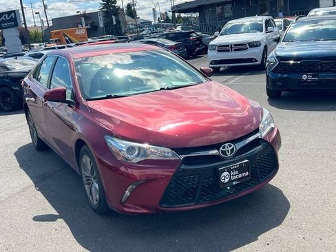 Used 2016 Toyota Camry SE w/ Moonroof Package FWD image 3