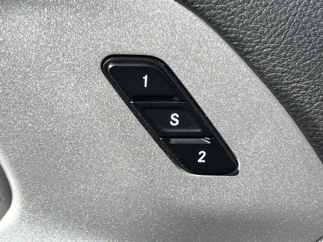 Used 2025 Chrysler Pacifica Limited FWD image 9
