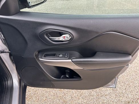 Used 2019 Jeep Cherokee Latitude Plus image 45