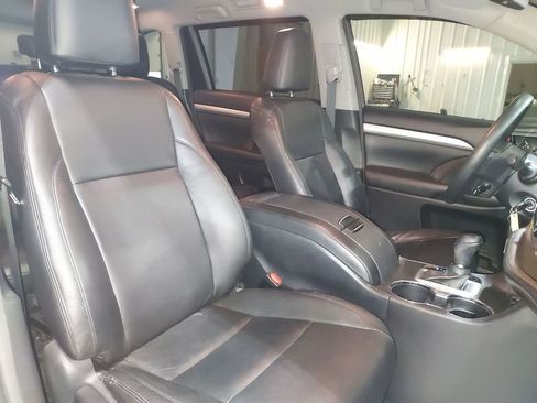 Used 2018 Toyota Highlander LE AWD/4WD image 30