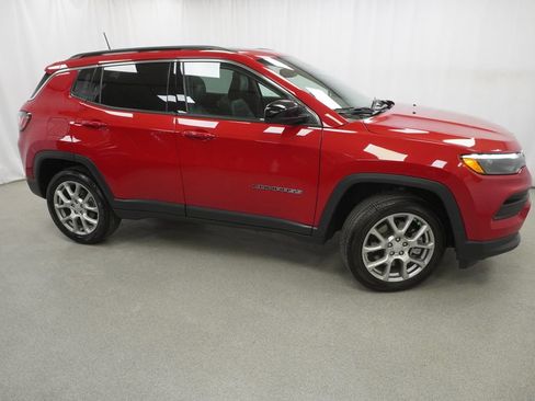 Used 2023 Jeep Compass Latitude w/ Sun and Sound Group AWD/4WD image 10