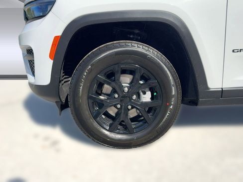 New 2025 Jeep Grand Cherokee Laredo image 11