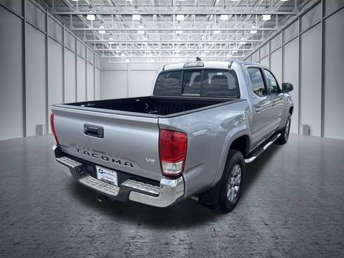 Used 2017 Toyota Tacoma SR5 w/ Tow Package RWD image 5