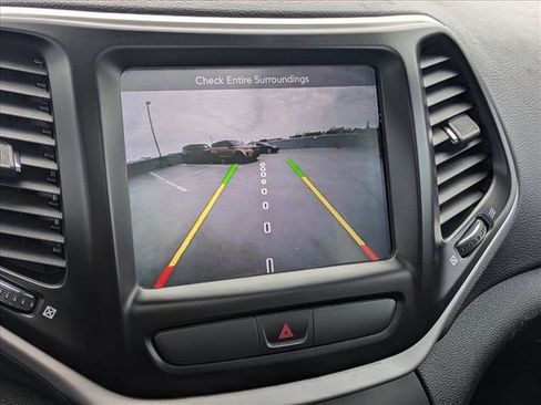 Used 2018 Jeep Cherokee Latitude Plus w/ Comfort/Convenience Group image 13