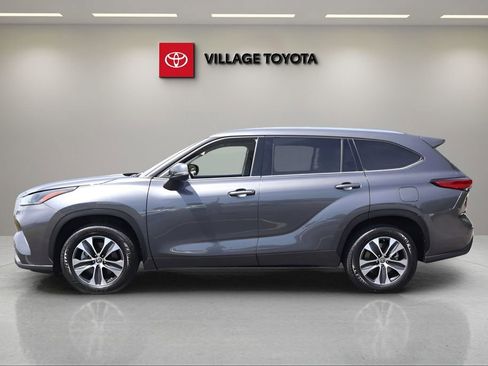 Used 2021 Toyota Highlander XLE FWD image 2