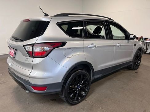 Used 2018 Ford Escape SE w/ SE Sport Appearance Package image 3